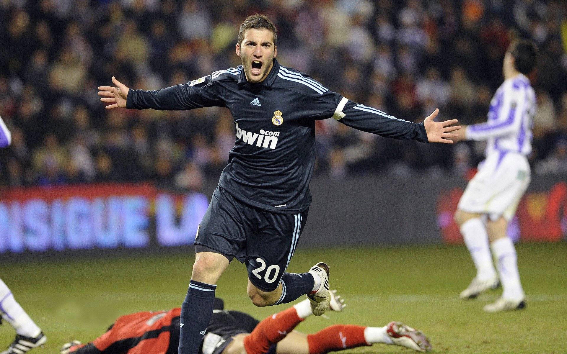 乐鱼体育app在线登录-新月因球员疲劳拒赴香港比赛，新月new moon  第2张